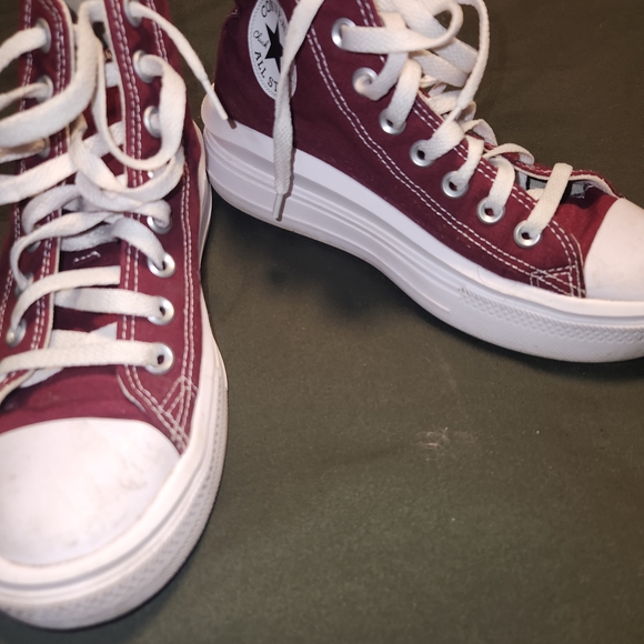 Stylish Red and White High-Top Sneakers - Picture 2 of 3